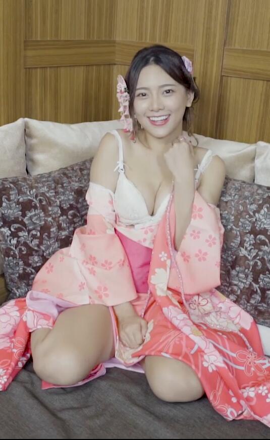 231 Queens 极品美女写真-徹底被迷倒！Iris霍萱美胸長腿的白嫩誘惑