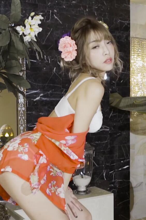 423 Queens 极品美女写真情慾奔放！長腿女孩Lola李佳玲的和服挑逗