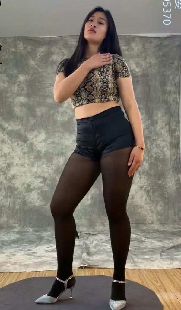 黑girl舞姿映秀 24娜娜才开始拍摄 还很青涩 1期12正面