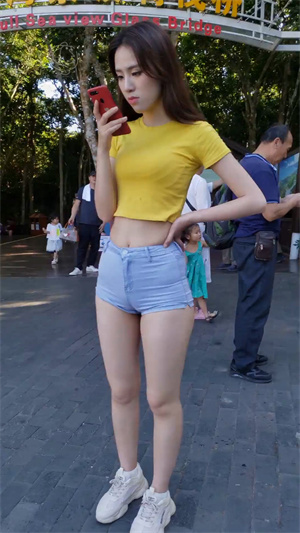 132超短裤白皙美腿小姐姐p4