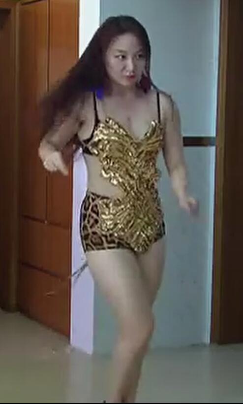 2160希亚 少妇激情热舞广场舞  律动感非常好 第29部