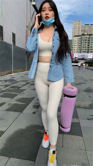 243紧身衣的美女胸太大了p