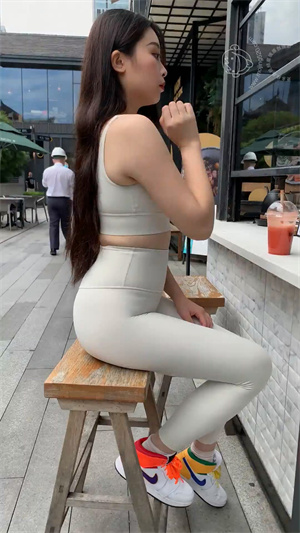 247翘臀紧身衣性感美女p4