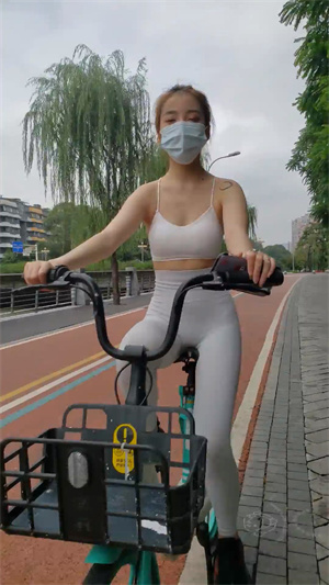 253紧身衣的美女臀部很性感p1