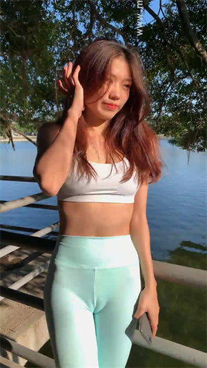 321绿色紧身裤翘臀美女p1