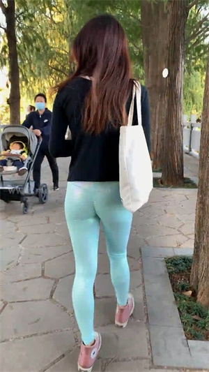 323绿色紧身裤翘臀美女p3