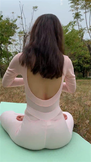 334紧身裤美女在做瑜伽p3