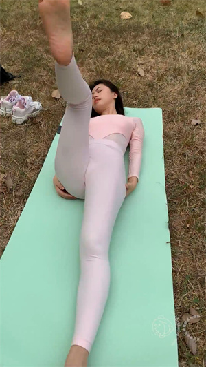 335紧身裤美女在做瑜伽p4