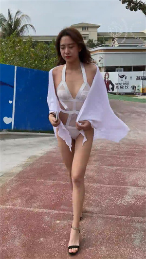 352白色连体衣泳装少妇p4