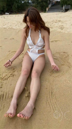 355白色连体衣泳装少妇p3