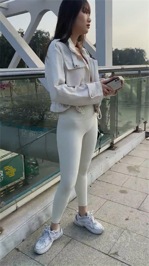 396紧身裤肥臀少妇1