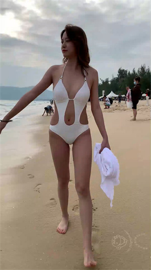3海边白色比基尼泳衣少妇p3