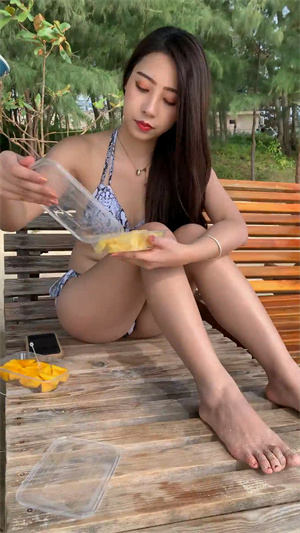 414穿比基尼泳装美臀少妇小姐姐在海边8