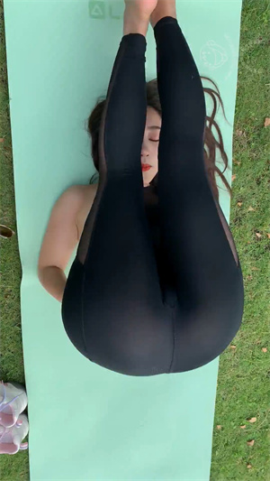 449穿黑色紧身衣的小姐姐做瑜伽p3