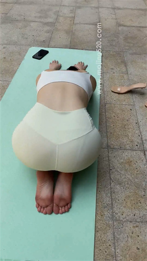 44紧身包臀瑜伽裤美女p3