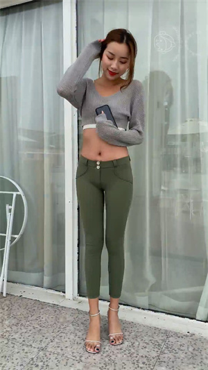 458紧身裤好身材美女小姐姐p3