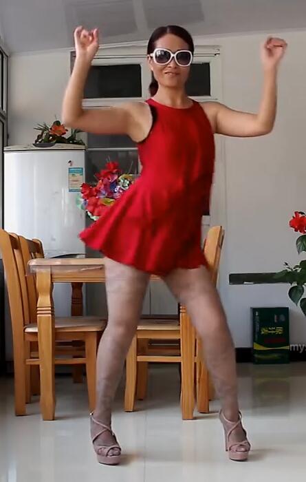 566荣蓉阿姨 广场舞 50多岁了 还喜欢穿丝袜秀性感 熟女熟妇老妇大妈类型 第58部