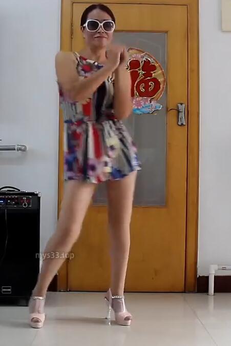 580荣蓉阿姨 广场舞 50多岁了 还喜欢穿丝袜秀性感 熟女熟妇老妇大妈类型 第72部