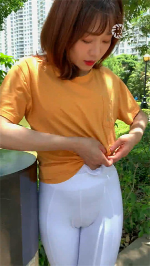 58肉感白色紧身裤美女去做瑜伽p2