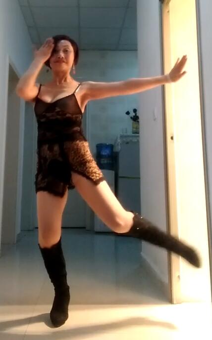 699梦露广场舞  40多岁的阿姨熟女大姐，大长腿好身材 第24部