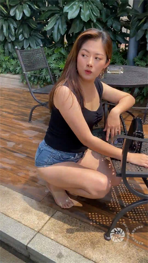 74超短裤美腿美臀美女p3