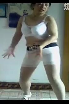 779莉儿 水桶腰大屁股熟女熟妇， 最牛逼的农村大妈 敢在车展上内裤外穿跳舞 第20部