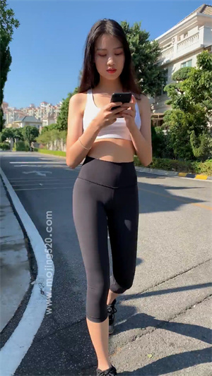 82紧身裤包臀美女做瑜伽p1