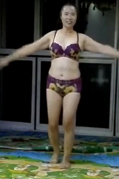 899美娜子热舞广场舞  50岁老阿姨的疯狂 喜欢穿勒沟紧身裤 老妇熟女老女人大姐土大妈类型  重口味 第11部