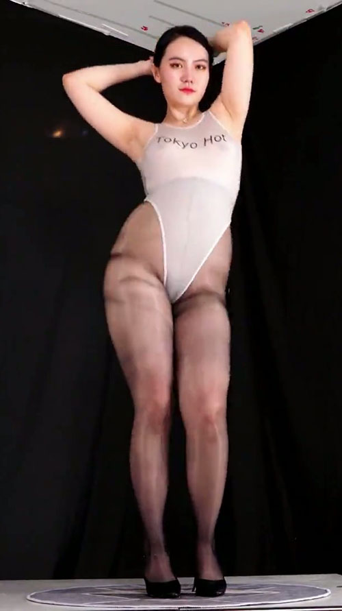 黑girl舞姿 映秀 纱姬      昔梦  不知道她的真实年龄，25？ 30？，既有青春的活力紧致，也有少妇人妻的成熟知性温柔，最喜欢的舞者之一，，点击图片下面的标签，查看其相关作品